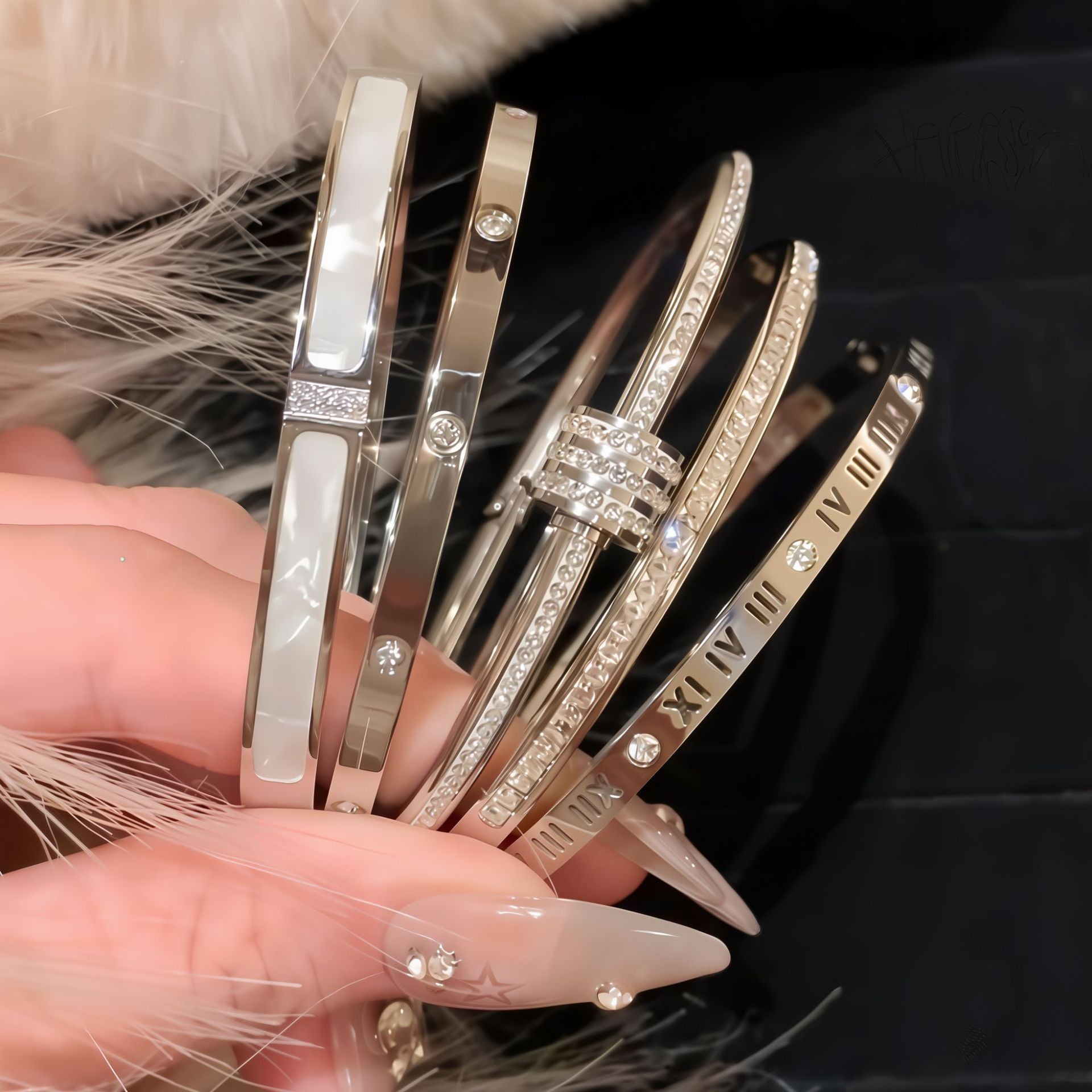 El brazalete de acero de titanio no se desvanece las estrellas de la pulsera plateada chicas versátiles versátiles de acero inoxidable de diamante de moda de alta gama