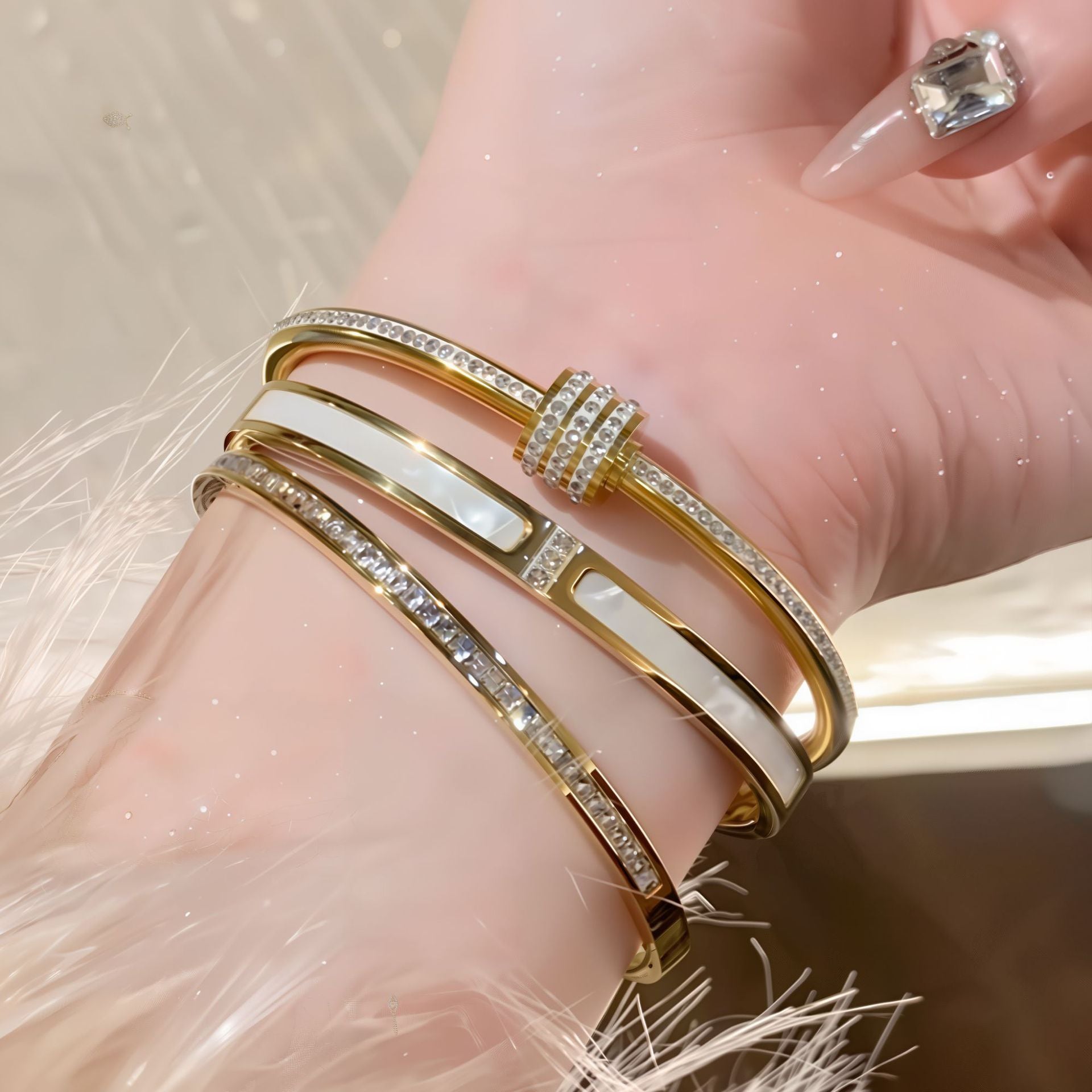 El brazalete de acero de titanio no se desvanece las estrellas de la pulsera plateada chicas versátiles versátiles de acero inoxidable de diamante de moda de alta gama