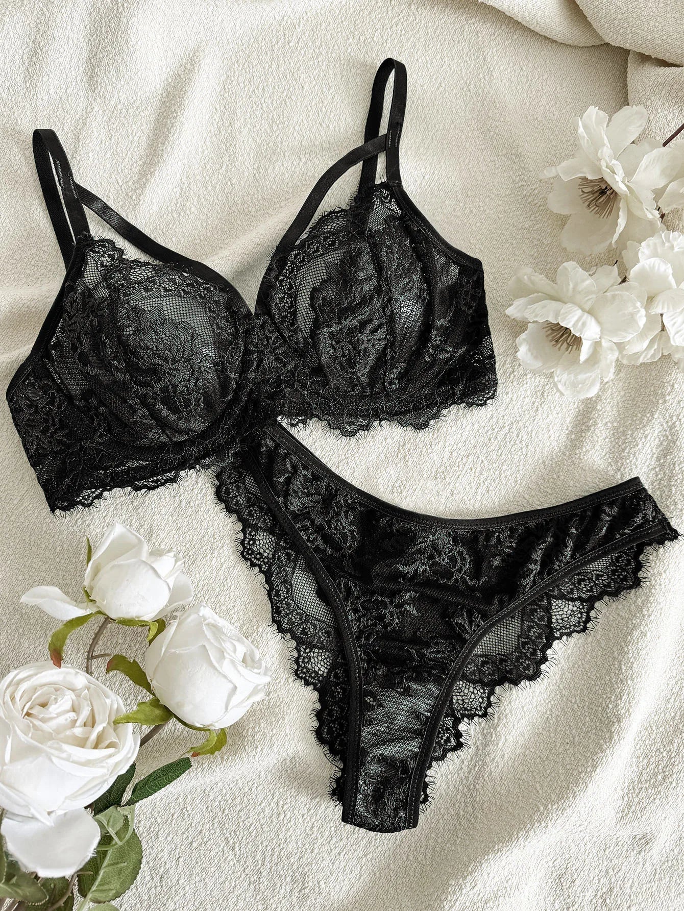 Conjunto de Lencería con Encaje - Bra Underwire y Panty Brasileña Estilo Victoria
