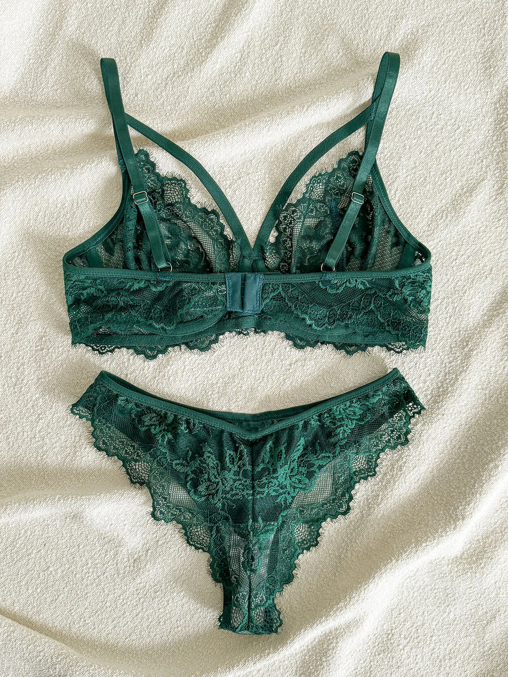 Conjunto de Lencería con Encaje - Bra Underwire y Panty Brasileña Estilo Victoria